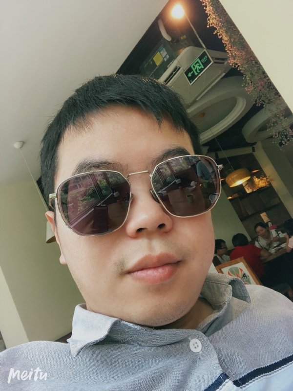月台等路人的第一张照片--福州中老年相亲网